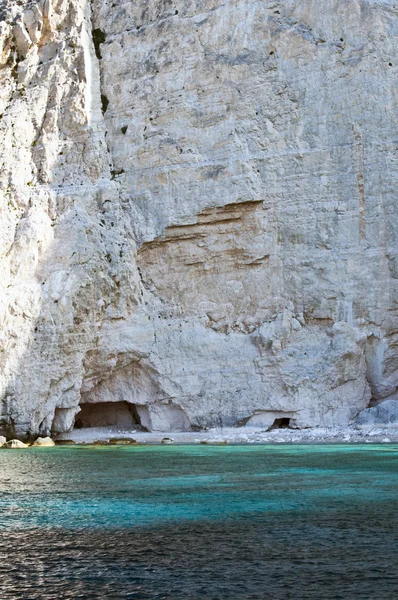 Acantilado rocoso y mar azul — Foto de Stock