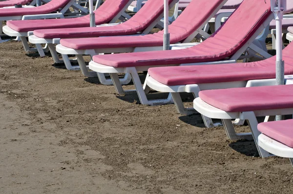 Sunbeds at beach — Stock Photo, Image