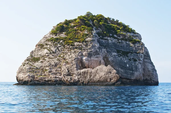 Petite île dans les eaux de l'île de Zakythos en Grèce — Photo