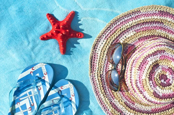 Соломенная шляпа, очки, морская звезда и сандалии для шлепанцев — стоковое фото
