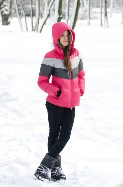 Aantrekkelijk meisje poseren in winter forest — Stockfoto