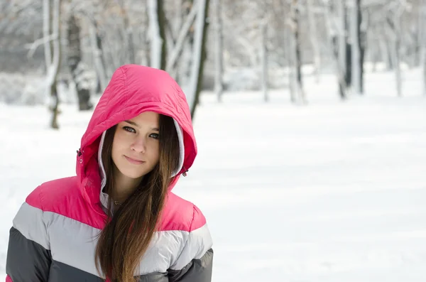 Beautiful girl portrait against winter forest — Stock Photo, Image