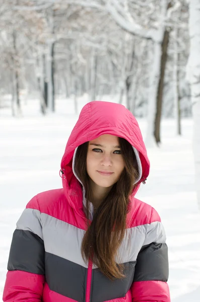 Lány téli erdőben — Stock Fotó