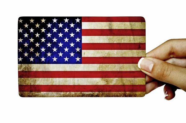 Hand som håller grunge kort med amerikanska flaggan — Stockfoto