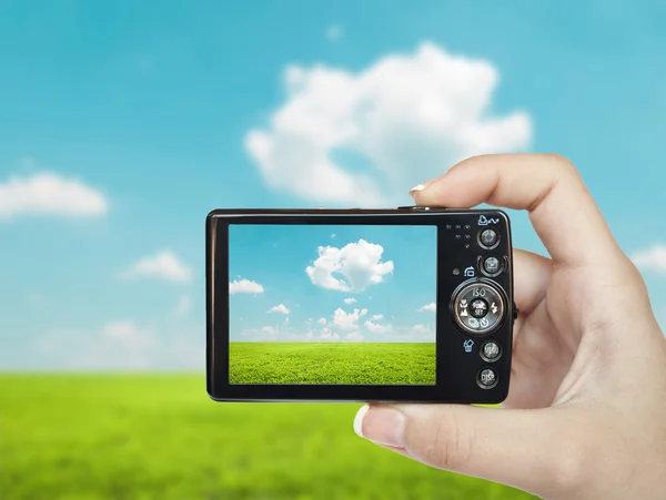 Hand holding digital camera and making landscape photograph — Stock Photo, Image