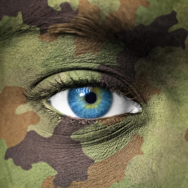 Militärfarben auf menschlichem Antlitz — Stockfoto