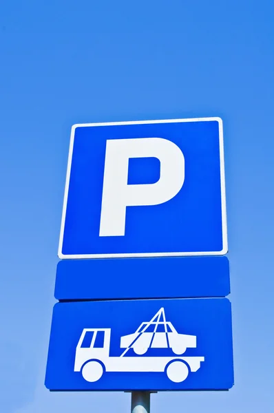 Парковка синий знак против голубого неба — стоковое фото