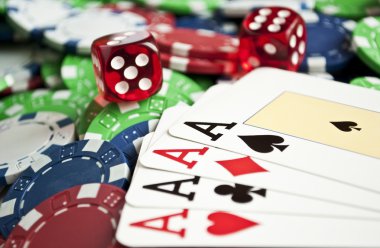 casino fişi üzerinde bir tür dört as iki kırmızı dices wit