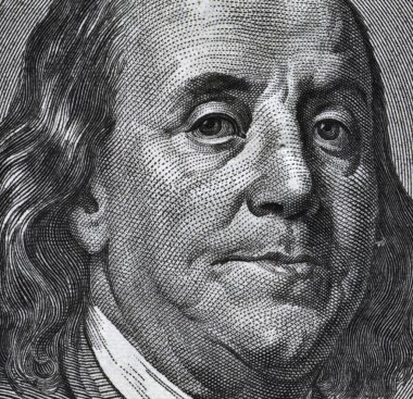 Benjamin Franklin 'in portresiyle 100 dolarlık banknotun uç makrosu.