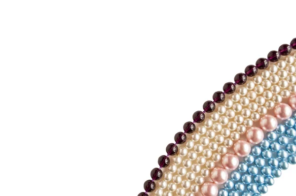 Perlas multicolores aisladas en blanco con espacio para texto — Foto de Stock