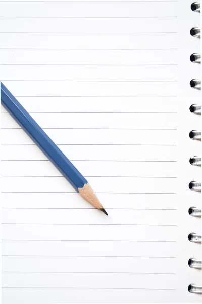 Σημειωματάριο και μολύβι που απομονώνονται σε λευκό — Φωτογραφία Αρχείου
