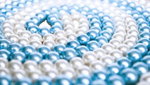 Primer plano de las perlas cian y blancas —  Fotos de Stock