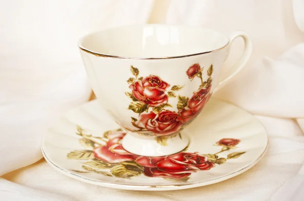 Antika te kopp med rosor — Stockfoto