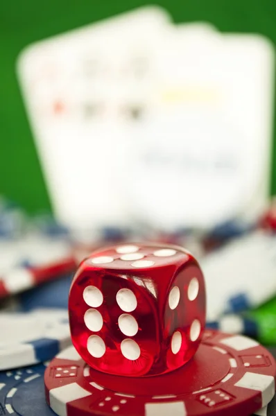 Poker dés rouges sur pile de jetons de casino - macro shot — Photo