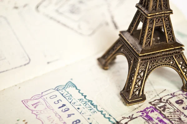 Pasaporte sellado con pasaporte Eiffel: viaje al concepto de París —  Fotos de Stock