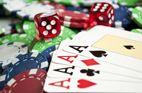 Vier azen van een soort op casinofiches wit twee rode dobbelstenen — Stockfoto