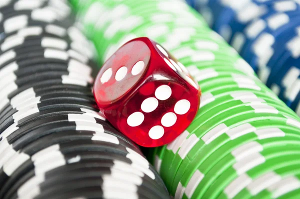 Rode dobbelstenen op casinofiches — Stockfoto