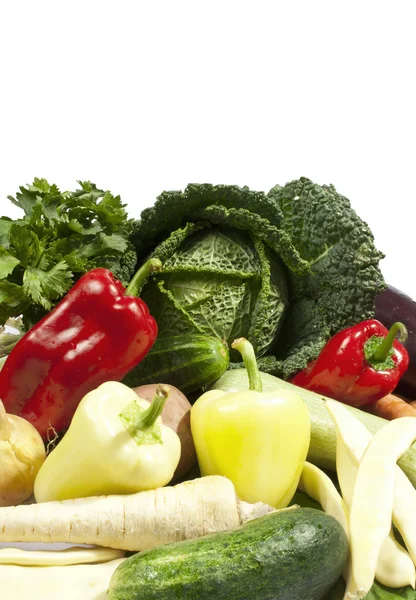 Beyaz arka planda taze sebzeler — Stok fotoğraf