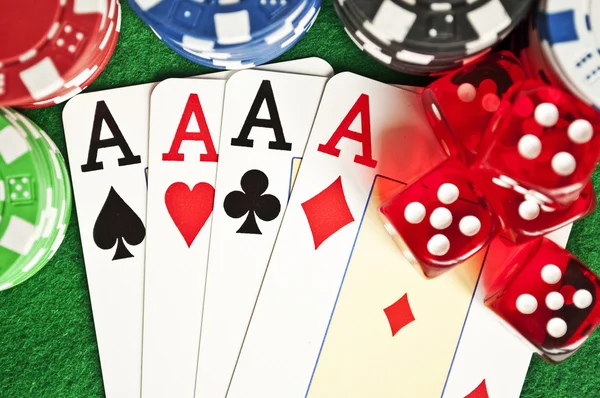 Poker chips kort och tärningar — Stockfoto
