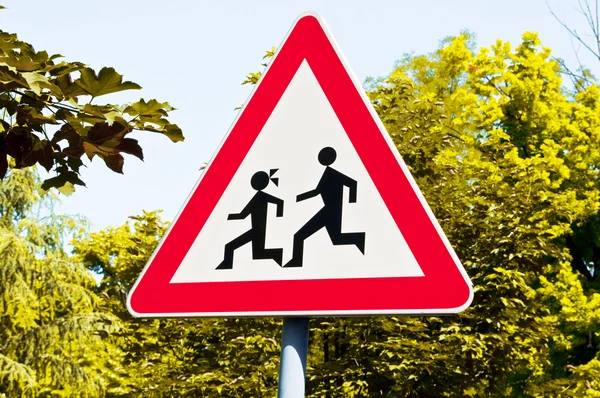 Advarsel skole tegn i nærheden af gaden - Stock-foto