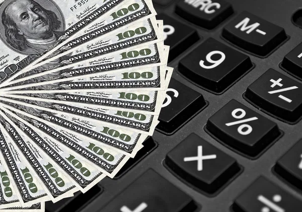 Калькулятор и доллары - Концепция расходов — стоковое фото