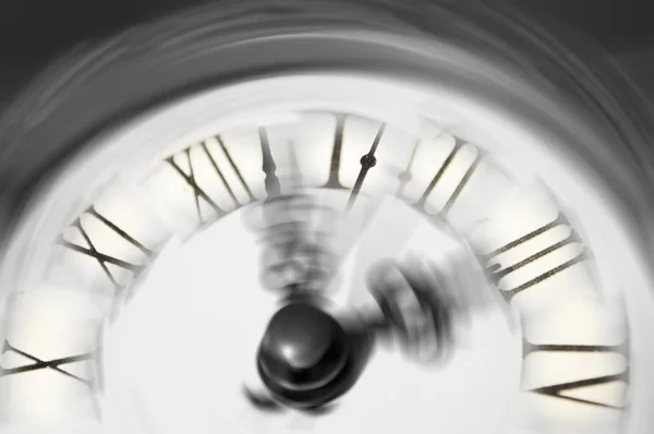 Винтажные часы размыты - концептуальный образ бегущего или проходящего времени — стоковое фото