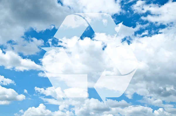 Cartel de reciclaje contra el cielo azul con nubes — Foto de Stock