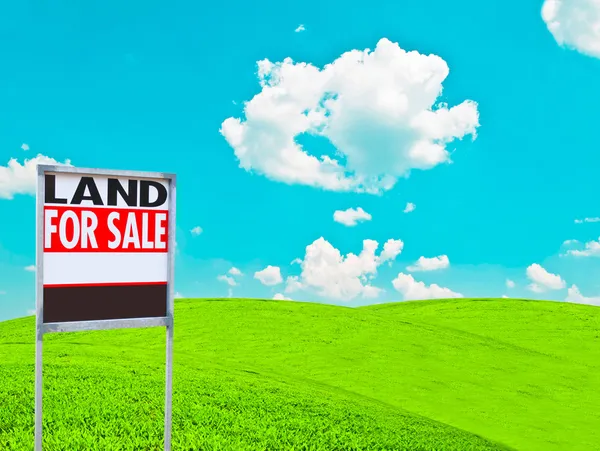 "LAND FOR SALE SIGN" on empty meadow - Real estate conceptual im — Stock Photo, Image