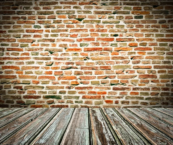 Ancienne chambre avec mur de briques et plancher de bois — Photo