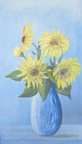 Weelderige boeket van delicate zonnebloemen in blauwe vaas op blauwe backgro — Stockfoto