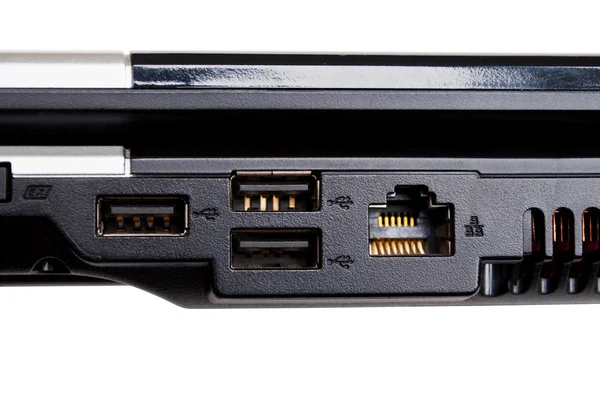 Hand inpluggen van een USB-stekker in de aansluiting van een laptop — Stockfoto