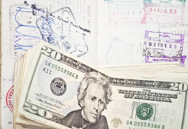 Sellos de pasaportes y dinero - Concepto de gastos de viaje —  Fotos de Stock