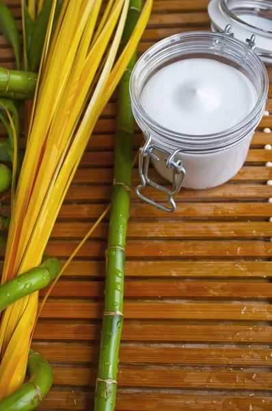 Bambu ve vücut sütü - spa natürmort — Stok fotoğraf