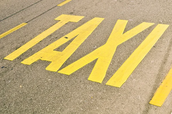 Cartel de parada de taxis pintado en la calle —  Fotos de Stock