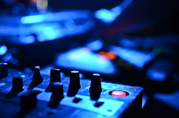 Parte de um mixer de áudio com botões e controles deslizantes — Fotografia de Stock