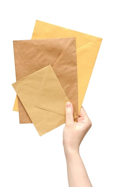 Рука с конвертом на белом фоне — стоковое фото