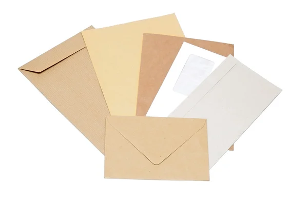Beyaz zemin üzerinde posta zarf yığınını — Stok fotoğraf