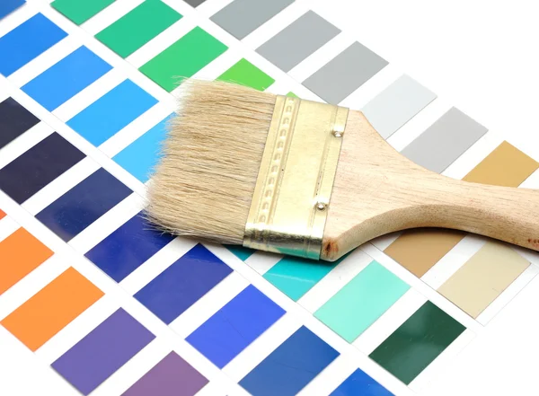 Spazzola con manico in legno sulla tavolozza dei colori — Foto Stock