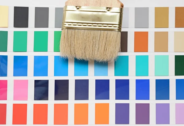 Pinsel auf Farbpalette — Stockfoto
