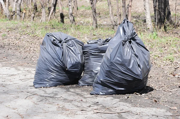 Stos śmieci na zielonej trawie w charakter środowiska problem — Zdjęcie stockowe