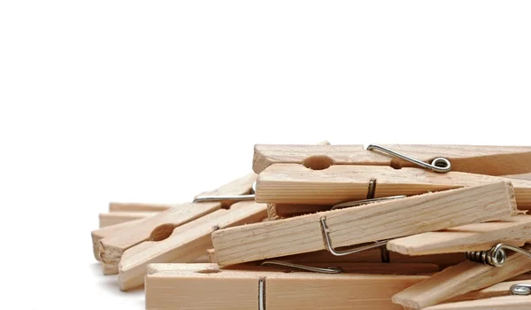 Roupas de madeira pino em um fundo branco — Fotografia de Stock