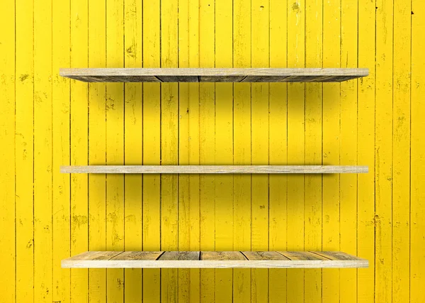 Estante de madera vacío en la pared de madera — Foto de Stock
