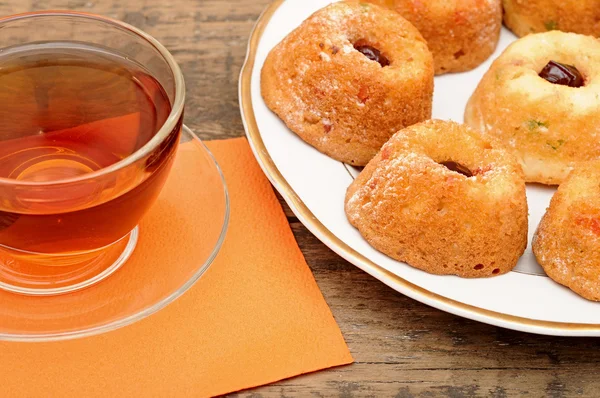 Afternoon tea geserveerd met een gastronomische cupcake — Stockfoto