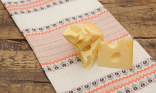 木製のテーブルの上にチーズのピース — ストック写真