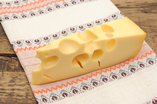 Käse auf Holz — Stockfoto