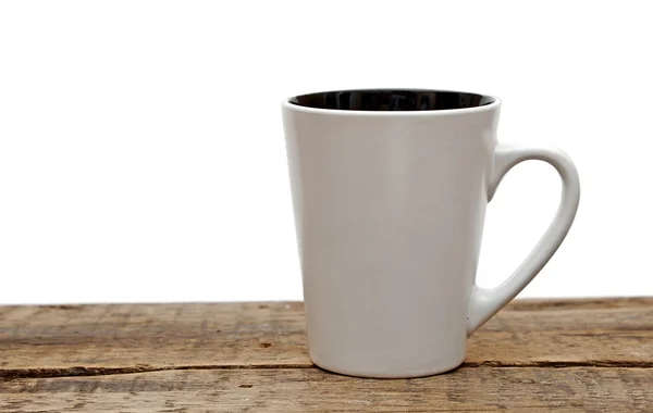 Beyaz kupa kahve beyaz b üzerinde ahşap bir masa üstünde boş boş — Stok fotoğraf