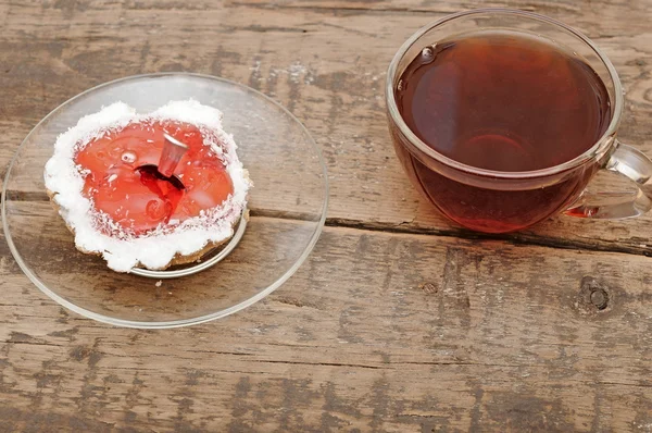 新鮮なカップケーキと木製テーブル ガラス カップ茶 — ストック写真