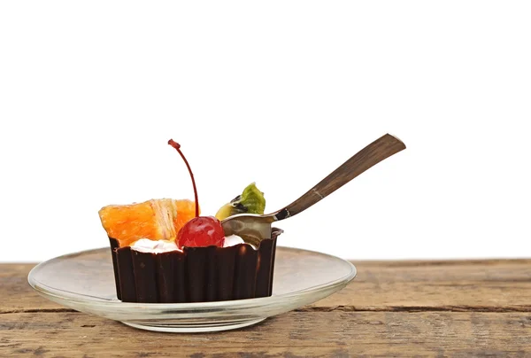 Choklad cupcake med ett körsbär och tropisk frukt på glasskål — Stockfoto