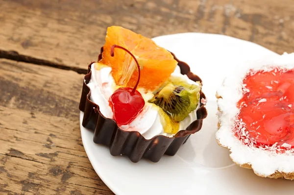 Vers gebakken cherry cupcake op een donkere houten achtergrond — Stockfoto