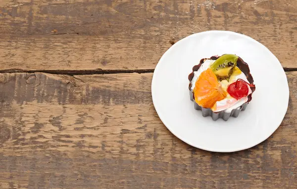 Frisch gebackener Cupcake Nahaufnahme auf einem Holztisch — Stockfoto
